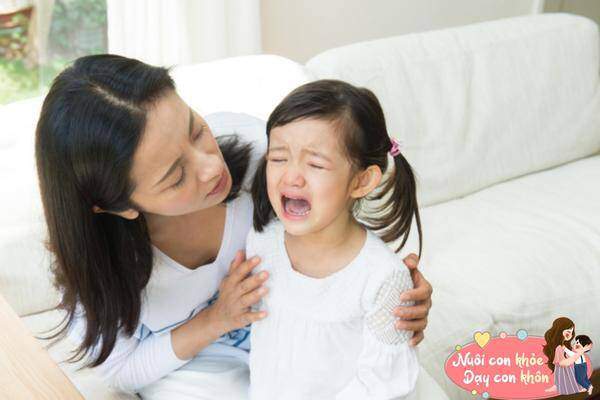 Khi trẻ khóc, thay vì la mắng thì bố mẹ nên làm dịu cảm xúc của trẻ, để trẻ bình tĩnh trở lại.