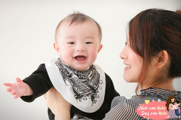 Nếu được mẹ bế nhiều, các giác quan của trẻ sẽ có cơ hội được kích hoạt và phát triển mạnh mẽ.