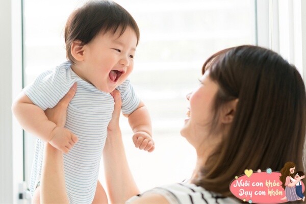 Bé sẽ có cảm giác an toàn và được yêu thương khi được mẹ bế mỗi ngày.
