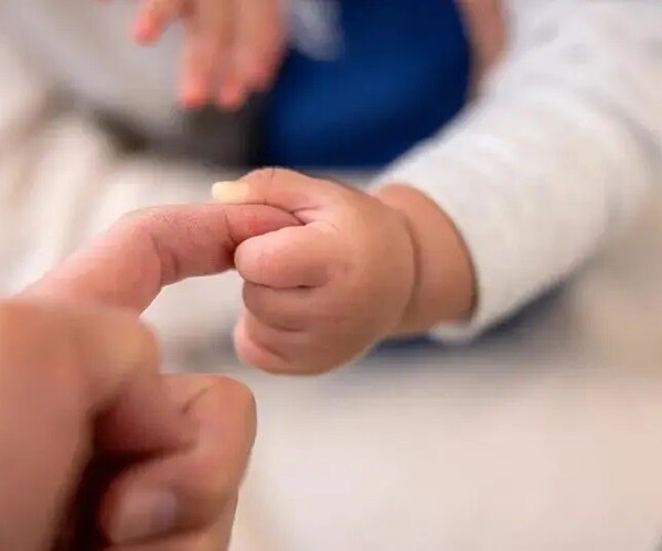 Đôi bàn tay “bật mí” bé có trí thông minh cao hay thấp, mẹ nhìn vào 7 cử chỉ này là biết ngay - 1