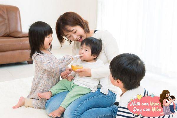 Trẻ phát triển kỹ năng từ hành vi sao chép bố mẹ.