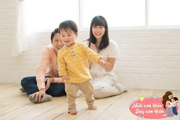 Trẻ cảm thấy tự tin hơn nếu được bố mẹ dành lời khen khi có hành vi bắt chước đúng.