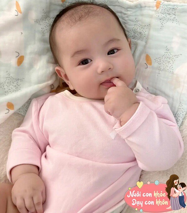 Trẻ sơ sinh thích cười thường ổn định về mặt cảm xúc.