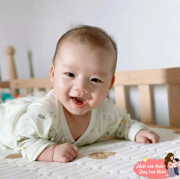 Trẻ thích cười thường thu hút được sự chú ý của người lớn và có nhiều cơ hội tương tác hơn.