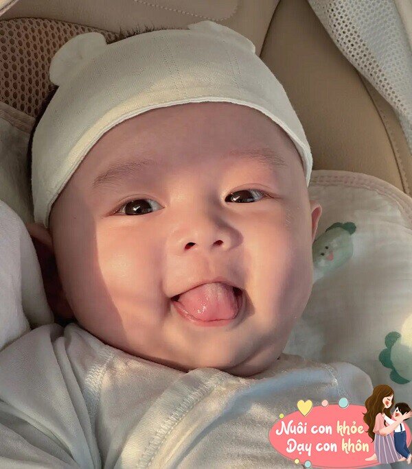 Trẻ sơ sinh thích nhìn khuôn mặt người lớn, đặc biệt là biểu cảm và giọng nói cường điệu. 