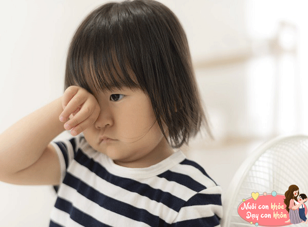 Đứa trẻ thức khuya cũng dễ gặp phải nhiều vấn đề tâm lý như căng thẳng, lo lắng, sợ hãi, khó chịu, dễ cáu gắt...