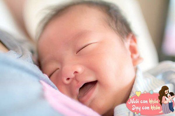 Nếu một đứa trẻ đang cười trong khi ngủ, c&oacute; khả năng trẻ đang nằm mơ.