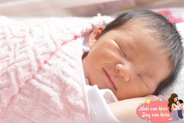 Việc cười khi ngủ cũng l&agrave; một t&iacute;n hiệu từ cơ thể trẻ sơ sinh b&aacute;o hiệu rằng sức khỏe của b&eacute; đang c&oacute; vấn đề, cha mẹ cần lưu &yacute;.