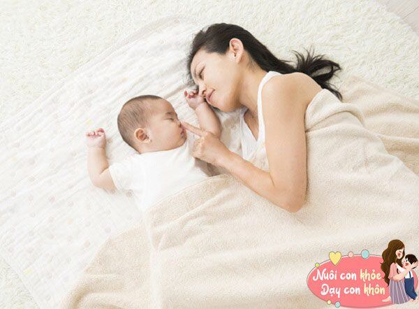Cha mẹ n&ecirc;n tạo cho trẻ một m&ocirc;i trường v&agrave; kh&ocirc;ng kh&iacute; ngủ tốt để gi&uacute;p trẻ ngủ ngon hơn.
