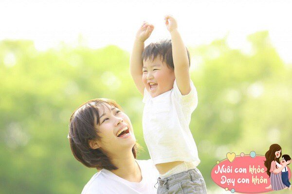 Thường xuyên đưa trẻ ra ngoài giúp tăng sự trải nghiệm, kiến thức mới.