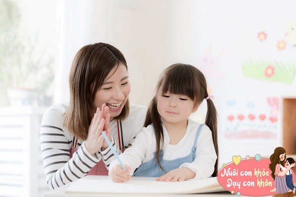Để rèn luyện thói quen chủ động học tập cho trẻ, cha mẹ quy nên định việc trẻ về nhà ưu tiên trước hết là phải hoàn thành bài tập về nhà.
