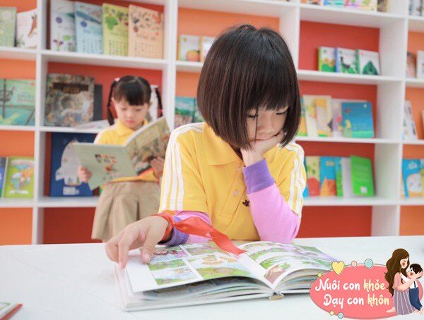 Theo một số nghiên cứu, trẻ em được làm quen với việc đọc sách từ sớm có thành tích học tập tốt hơn trong tất cả môn ở cấp tiểu học cho đến đại học.