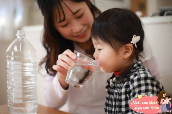 Dùng điều hoà rất dễ bị mất nước, vì vậy trẻ cần cấp đủ lượng nước cho cơ thể mỗi ngày.