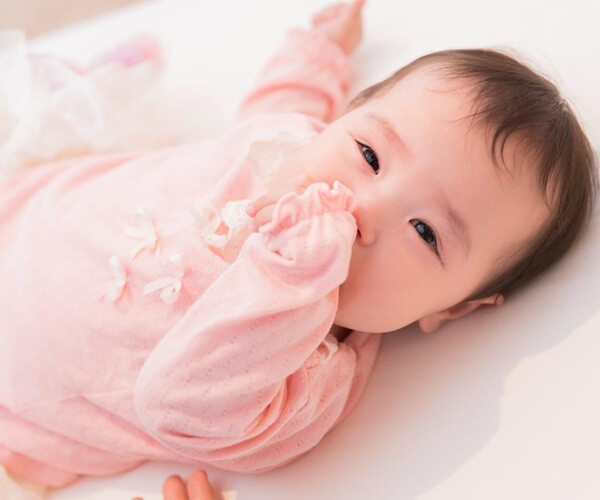 Bé thích chơi với đôi tay tiết lộ bí mật về chỉ số IQ cao, bố mẹ càng hiểu càng bớt lo - 1