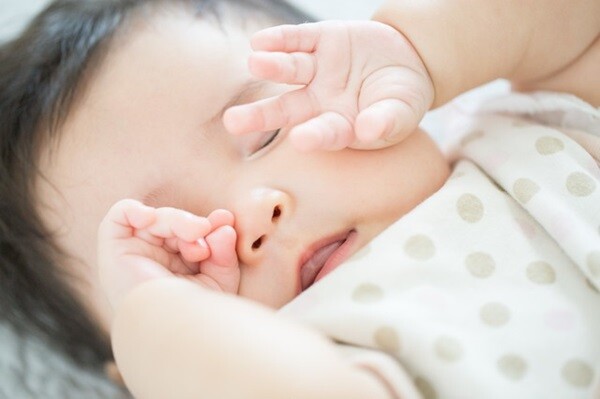 Bé thích chơi với đôi tay tiết lộ bí mật về chỉ số IQ cao, bố mẹ càng hiểu càng bớt lo - 4