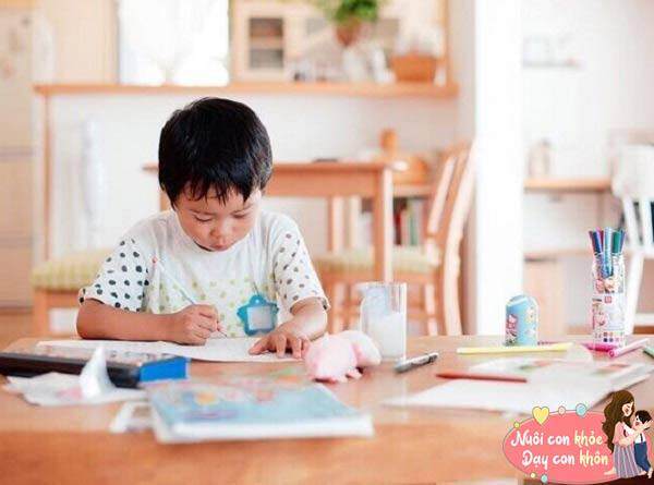 Một số trẻ có tính học hỏi cao, sẽ thường chủ động sắp xếp thời gian học, hoặc làm bài tập ngay khi đi học về.