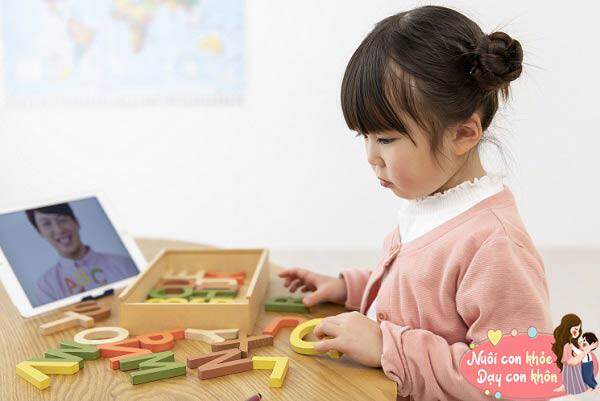 Nếu trẻ không thể học ở mọi nơi, cha mẹ có thể giao tiếp với con nhiều hơn, đồng thời nên giảm bớt sự căng thẳng cho trẻ.