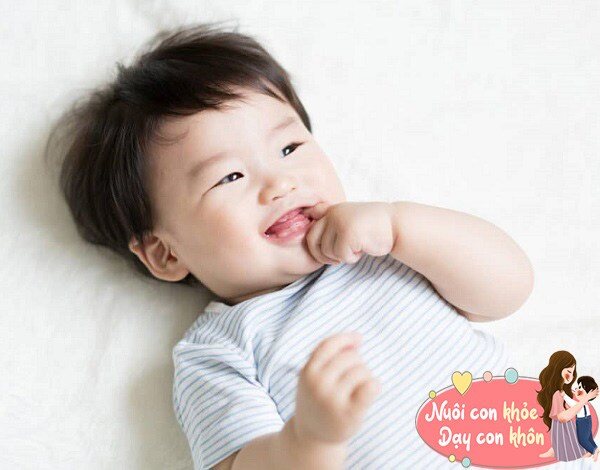 Quá trình liên tục ngậm, mút tay đòi hỏi não bộ phải phối hợp hệ thống giác quan và hệ vận động, có thể kích thích sự phát triển của não bộ và hoạt động của tư duy.