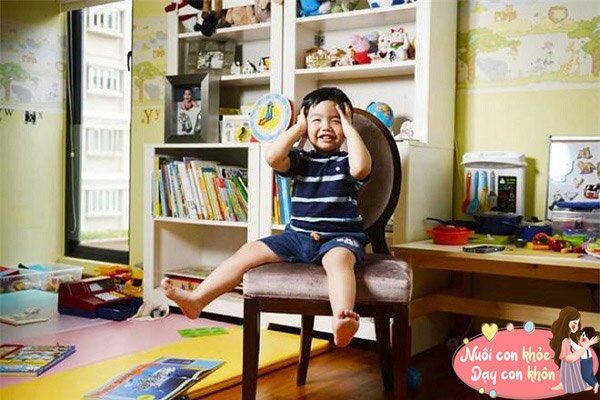 Ngay từ nhỏ khi thấy trẻ nếu thấy con vứt bừa bãi đồ đạc ở trên bàn, cha mẹ không nên vội bực bội. Bởi đây chỉ đơn giản là quá trình tìm hiểu thế giới của trẻ.