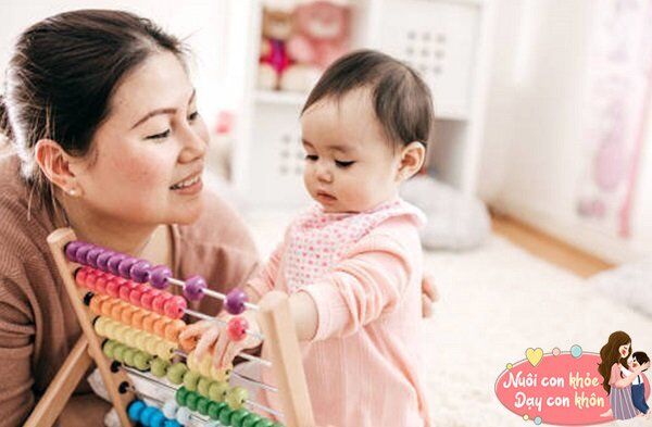 Trước khi trẻ được 2 tuổi, cha mẹ nên tập trung chủ yếu vào việc rèn luyện các giác quan thông qua các hoạt động cụ thể như đưa trẻ đi xem, nghe, sờ, ngửi, nếm, luyện ngũ quan.