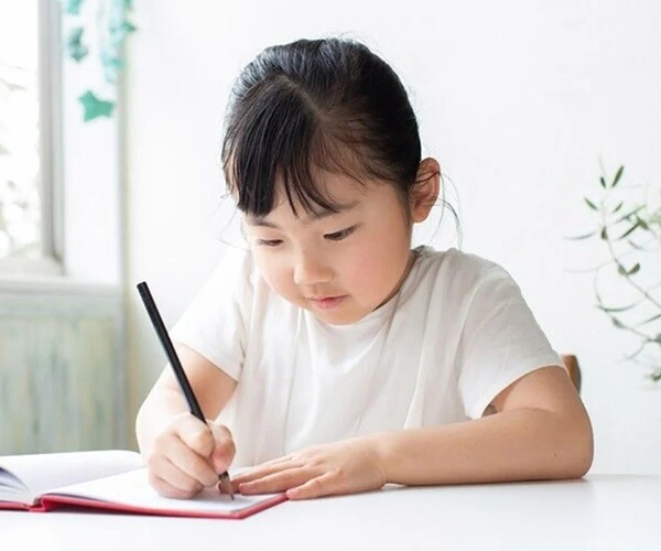 Trẻ có thói quen này khiến mẹ nổi cáu nhưng tiềm ẩn IQ cao, thông minh hơn hẳn bạn bè - 1