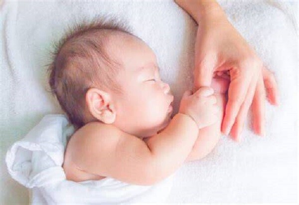 Hồi nhỏ xinh xắn, lớn lên kém sắc: 5 thói quen tưởng vô hại nhưng âm thầm khiến trẻ “xấu đi” - 7
