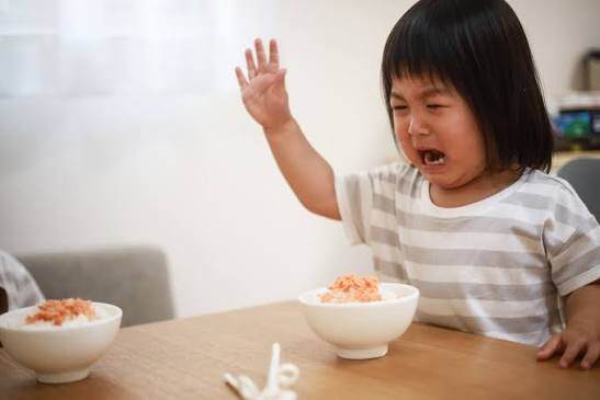 Trẻ EQ thấp thích làm 3 hành vi này trên bàn ăn, sửa đổi sớm kẻo con khó tìm được việc khi lớn lên - 1