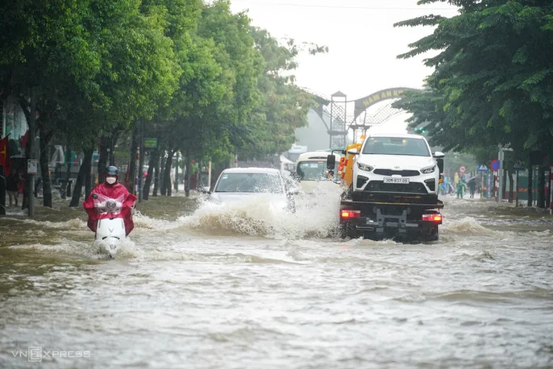 Xe cứu hộ ôtô chết máy ở phường Tây Mỗ. Ảnh: Hoàng Giang