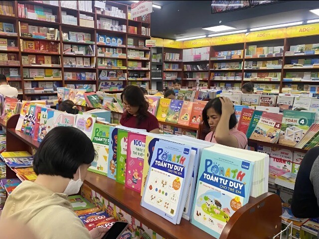 Tin tức - Phụ huynh huy động tổng lực đỏ mắt tìm mua sách giáo khoa, xin sách cũ, photo tạm cho con đầu năm học mới