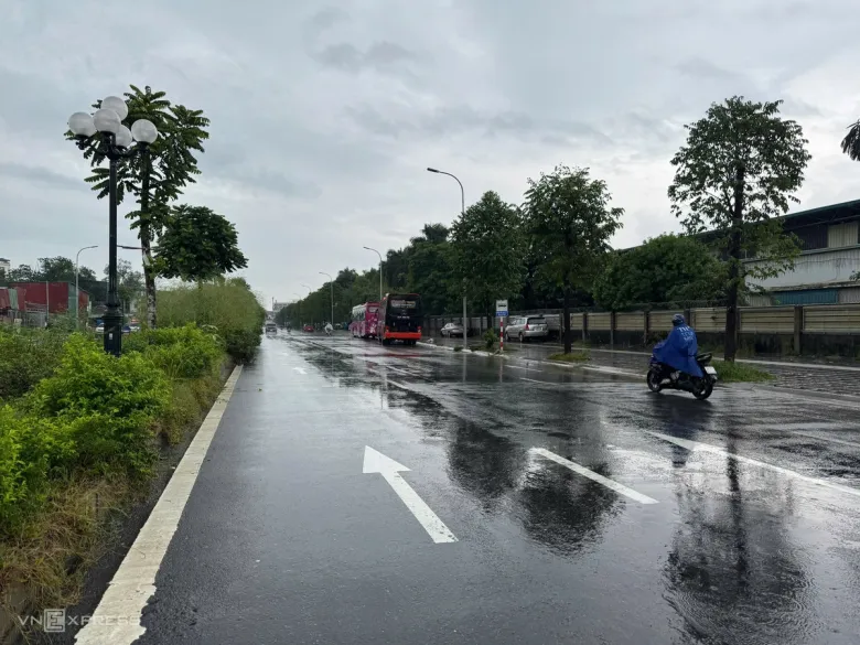 Đường Vĩnh Hoàng, phường Vĩnh Hưng có lúc ngập sâu nhưng đến hơn 8h đã hết ngập. Ảnh: Giang Huy