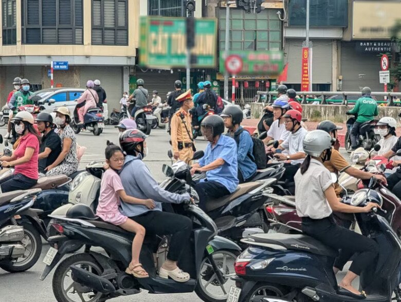 Hôm nay 4-9, học sinh nhiều trường ở Hà Nội đến trường để chuẩn bị cho công tác khai giảng năm học mới vào ngày mai