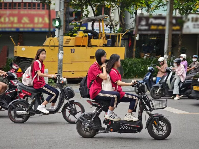 Nhiều em học sinh đi xe điện nhưng không đội mũ bảo hiểm