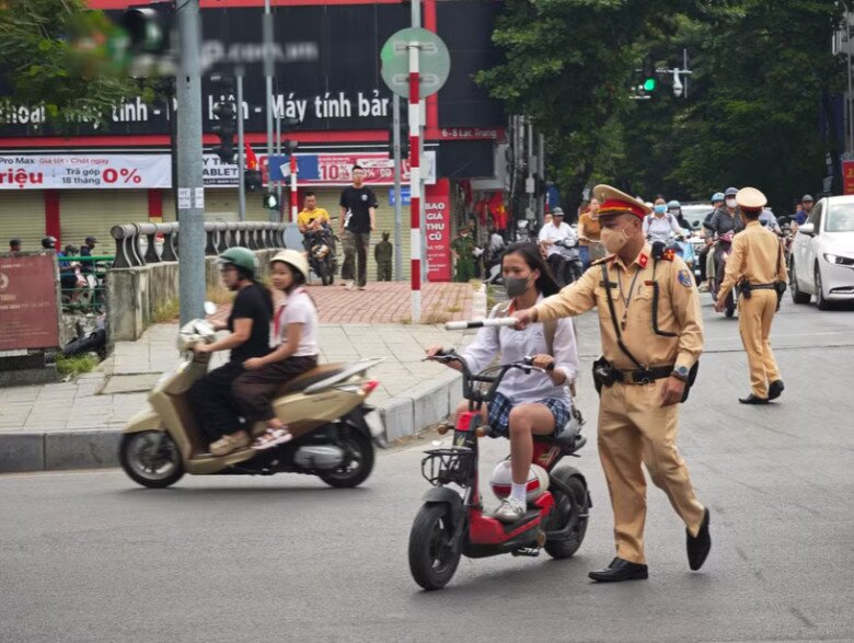 Đáng nói, không ít em học sinh dù có để mũ bảo hiểm trên xe nhưng không đội. Và đều bị CSGT xử lý nghiêm vi phạm