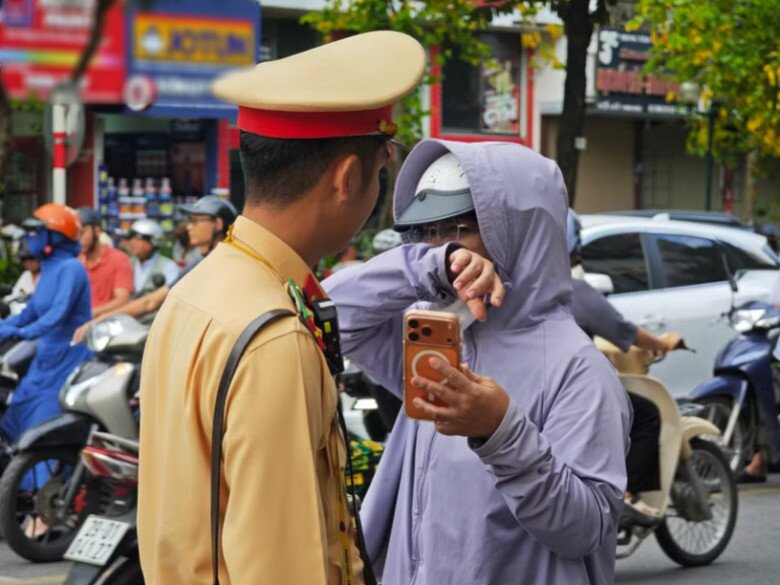 Các lý do của các bậc phụ huynh đều không được chấp nhận. CATP đang tăng cường tuyên truyền, kiểm tra, xử lý vi phạm an toàn giao thông đối với lứa tuổi học sinh, các phụ huynh trong cả năm học 2026-2027