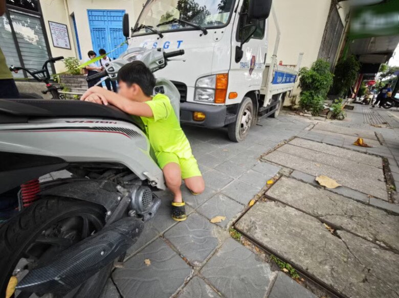 Một em nhỏ sáng nay chắc chắn sẽ đến trường muộn... Đôi khi bài học lớn nhất lại đến từ chính sự bất cẩn của các phụ huynh
