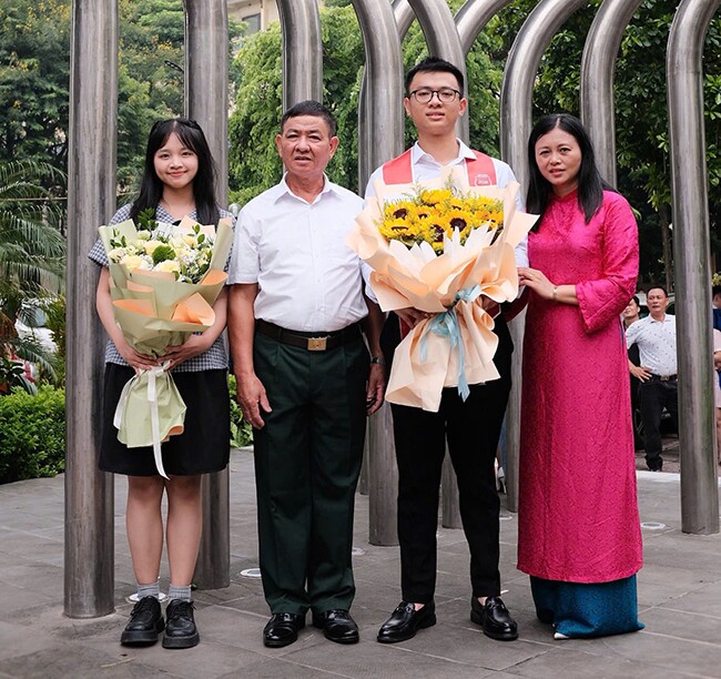 Quang Minh cùng gia đình trong lễ trao bằng tốt nghiệp hôm 27/8