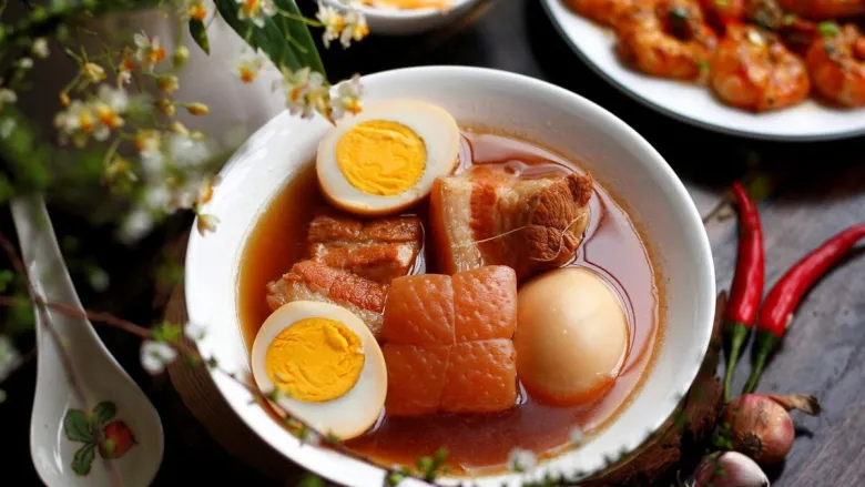 Việc thêm đường khi chế biến món ăn cần phải tuân thủ về liều lượng theo khuyến cáo của WHO. Ảnh minh họa.