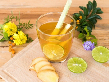 Nên uống nước chanh mật ong hay ăn nhẹ trước khi tập thể dục buổi sáng?