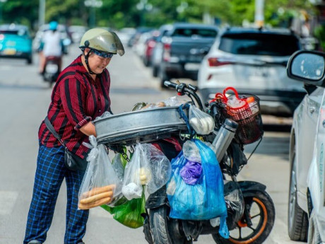 Người lao động vất vả bám trụ mưu sinh giữa trời nắng thiêu đốt