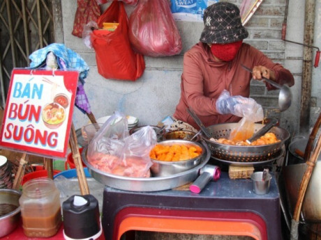 Quán bún suông gần 100 tuổi nổi tiếng ở TPHCM, bà chủ vẫn dùng đôi quang gánh cũ