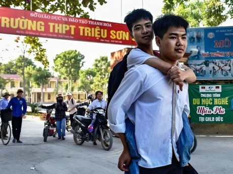 Nam sinh cõng bạn đi học 10 năm vừa trúng tuyển bác sĩ nội trú ĐH Y Hà Nội