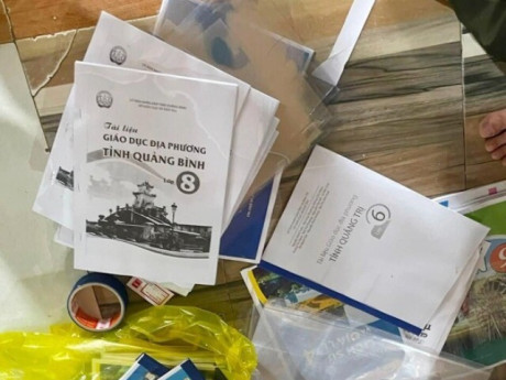 Công an làm việc với ba người đăng bán sách giáo khoa photocopy