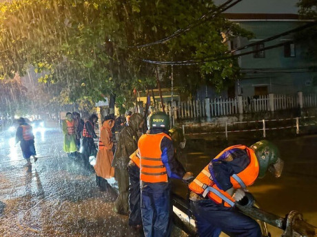 Đà Nẵng: Ngập sâu do mưa lớn, lực lượng chức năng khẩn cấp di dời dân trong đêm