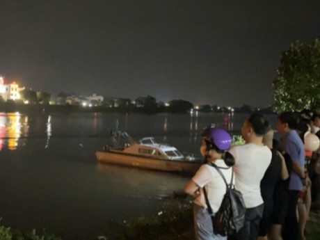 Thiếu tá lao xuống sông cứu người rồi mất tích: Gia đình ngóng chờ phép màu