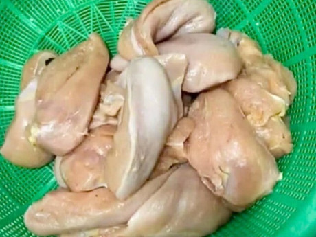 Hà Nội: Phụ huynh phát hiện gà, tôm bốc mùi được đưa đến trường để chế biến cho học sinh