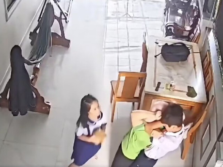 Xác minh đoạn video nam sinh lớp 7 đánh người thân