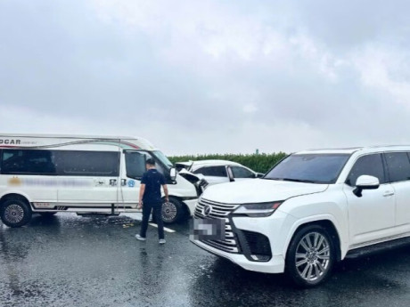 Tạm giữ hình sự tài xế xe Lexus lạng lách, chặn xe khác dẫn đến tai nạn trên cao tốc