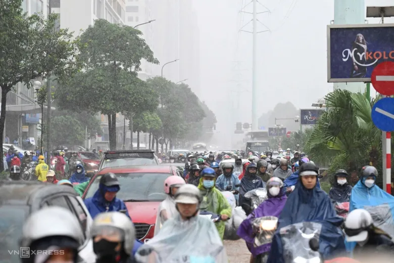 Nước ngập sâu khiến phương tiện qua khu vực Tố Hữu rối loạn. Ảnh: Phạm Chiểu