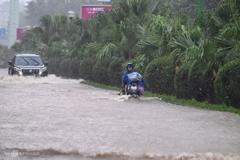 Xe máy, ôtô lội nước trên đường Tố Hữu. Ảnh: Phạm Chiểu
