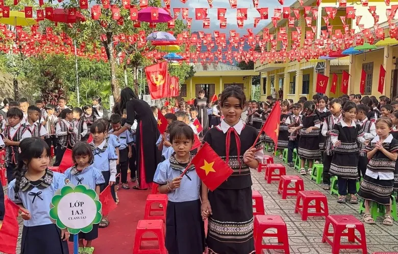 Học sinh trong trang phục truyền thống ở lễ khai giảng của trường Phổ thông Dân tộc bán trú Tiểu học - THCS Ngọc Linh. Ảnh: Thầy Nguyễn Trần Vỹ